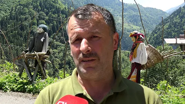 Trabzon Çamlıbel Mahallesi'nde yer alan geleneksel kıyafetli korkuluklar.