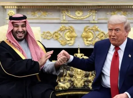 ABD Başkanı Donald Trump ve Suudi Arabistanlı yetkililer diplomatik bir görüşmede.