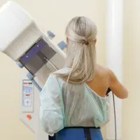 Doktor ve hasta meme kanseri tedavisi hakkında görüşürken