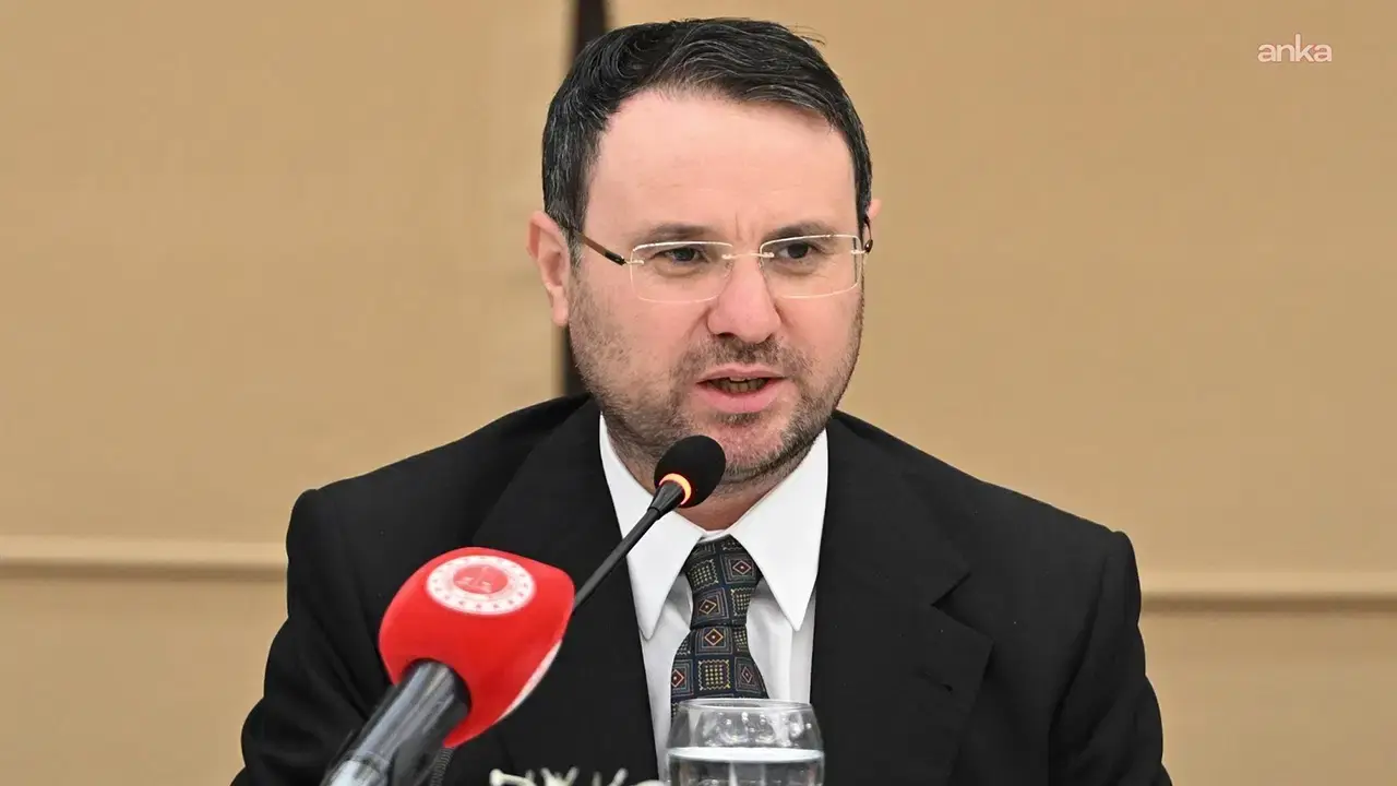 Adalet Bakanı Akın Gürlek basın toplantısında konuşma yaparken.