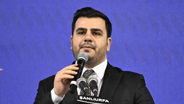 AK Parti Genel Sekreteri Eyyüp Kadir İnan bir televizyon programında konuşuyor.
