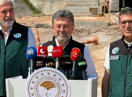 Tarım ve Orman Bakanı İbrahim Yumaklı, Silvan Barajı inşaat alanında incelemelerde bulunuyor.