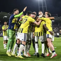 Fenerbahçe oyuncuları Sturm Graz maçında sahada mücadele ederken.