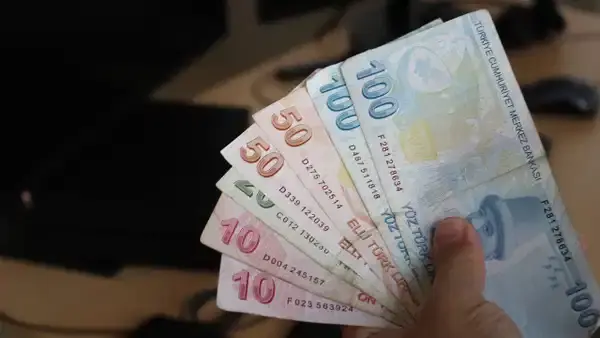 Gelir İdaresi Başkanlığı binası ve vergi verilerini temsil eden grafikler.