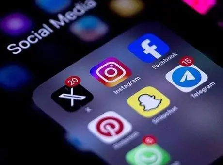 Hong Kong'da 16 yaş altına sosyal medya yasağı çağrısını temsil eden, üzerinde engelleme işareti bulunan bir akıllı telefon.
