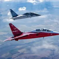 Türk Havacılık ve Uzay Sanayii tarafından geliştirilen HÜRJET eğitim uçağı uçuş sırasında.