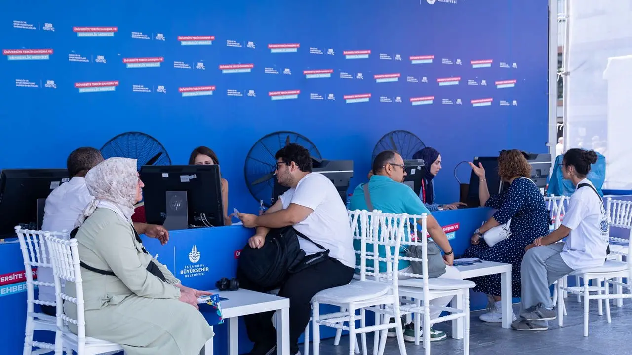 İBB Tercih Danışma ve Rehberlik Merkezi'nde öğrencilere destek veren uzmanlar.