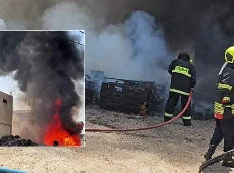 Irak'ta askeri üste meydana gelen patlama sonrası yükselen dumanlar ve itfaiye ekiplerinin müdahalesi.
