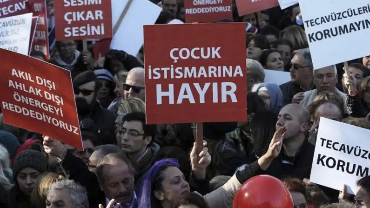 Kocaeli'de bir adliye binası önünde hukuk süreci.