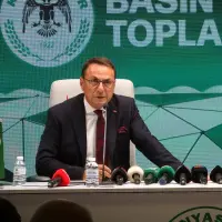 Konyaspor yöneticileri basın toplantısında açıklamalarda bulunuyor.