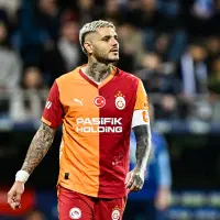 Mauro Icardi'nin Lazio formasıyla sahada olduğu dinamik bir spor fotoğrafı.