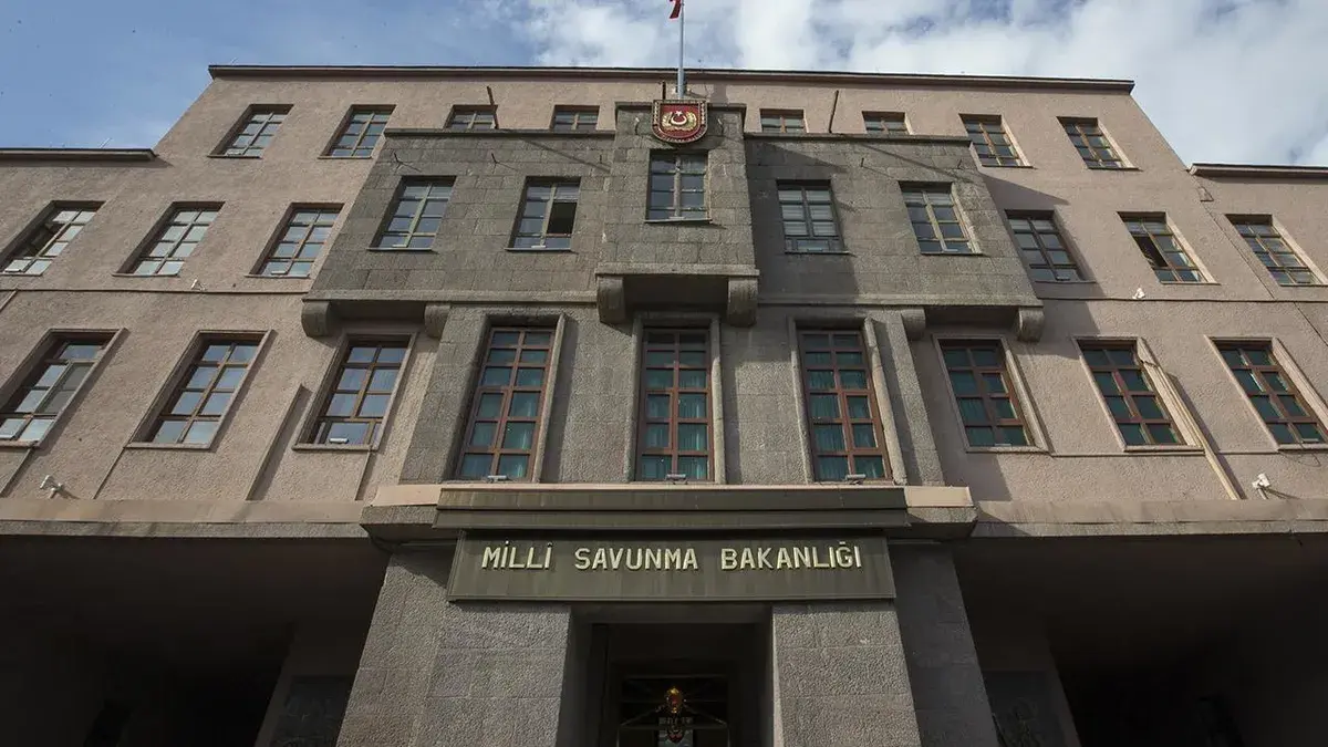 Milli Savunma Bakanlığı Sözcüsü Tuğamiral Zeki Aktürk basın toplantısında.