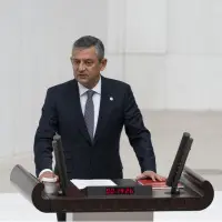 YENİ Parti Genel Başkanı Özgür Özel TBMM'de konuşma yaparken.