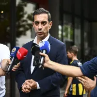 Şekip Mosturoğlu basın toplantısında açıklamalarda bulunuyor.