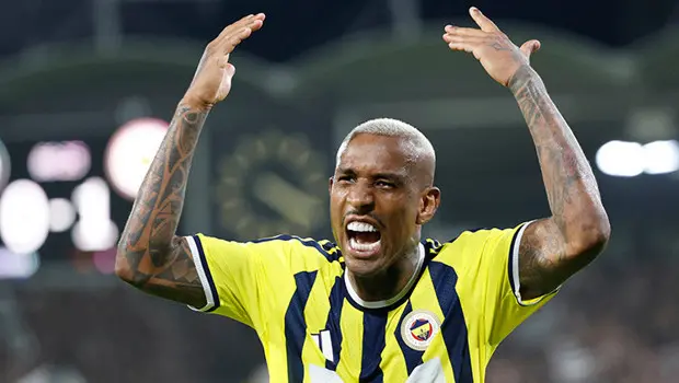 Talisca, Fenerbahçe formasıyla gol sevincini yaşarken.