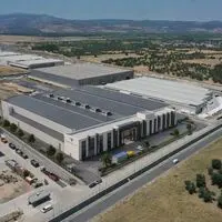 Teknika Plast üretim tesislerinde plastik enjeksiyon makineleri çalışırken