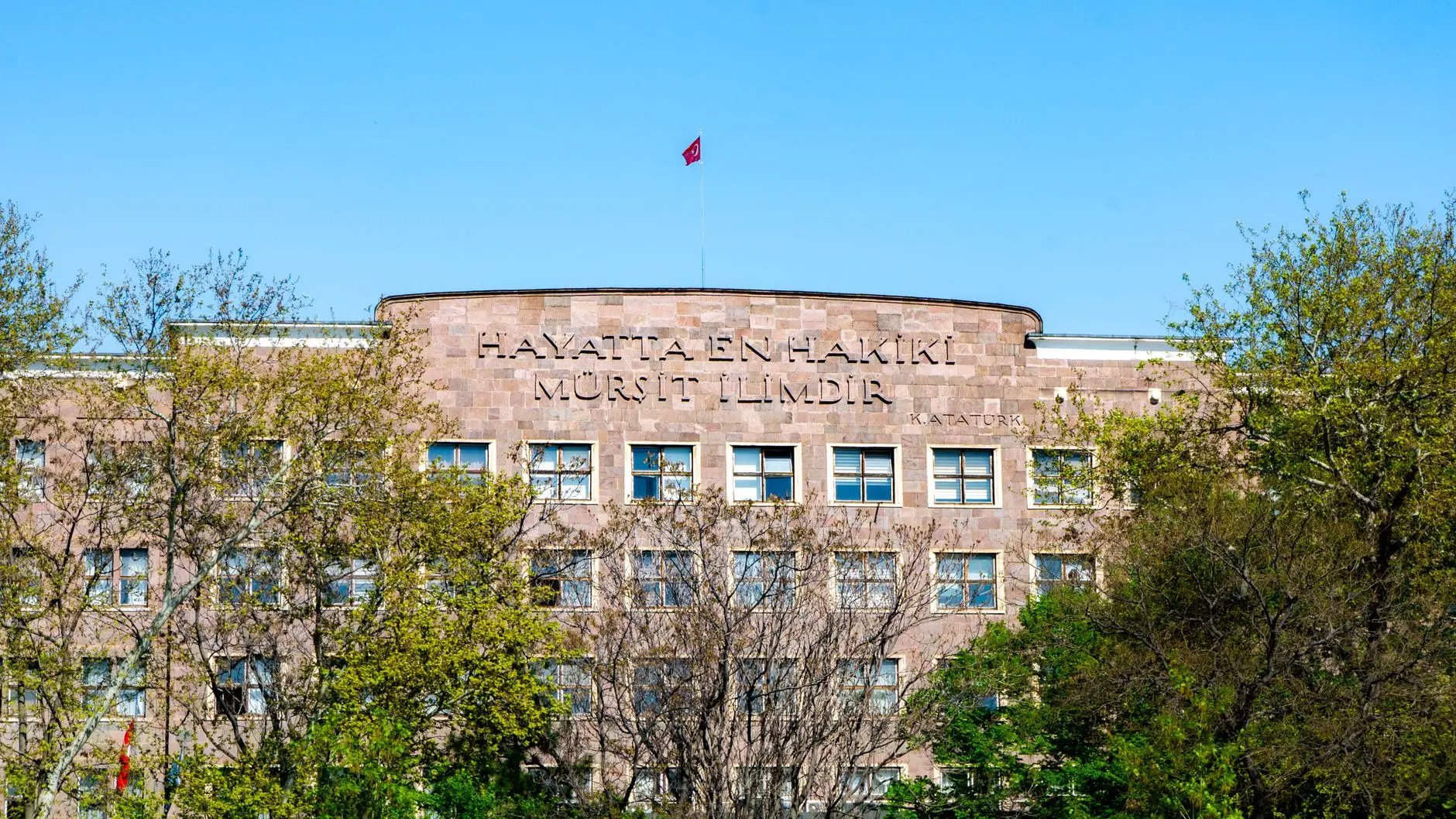 Ticaret Bakanlığı binası ve hizmet ihracatı temalı ekonomi görseli.