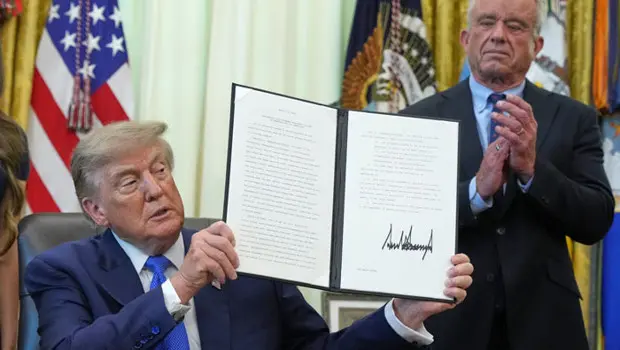 ABD Başkanı Donald Trump, Beyaz Saray'da aşılarla ilgili yeni kararnameyi imzalarken.