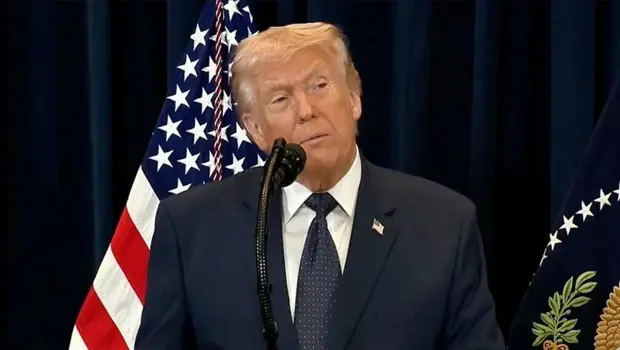 ABD Başkanı Donald Trump bir konuşma yaparken görülüyor.