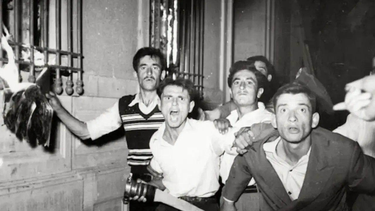 6-7 Eylül 1955 olaylarının ardından İstanbul'da tahrip olmuş dükkanlar ve sokakları gösteren tarihi bir fotoğraf.