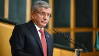 Ahmet Davutoğlu Ankara Adliyesi önünde siyasi liderlerle birlikte.