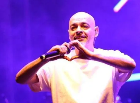 Binlerce kişinin doldurduğu Akhisar konser alanında sahne alan rap sanatçısı Ceza, kutlamalara renk kattı.