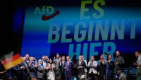 Almanya'nın Saksonya-Anhalt eyaletindeki seçim zaferini kutlayan AfD lideri Ulrich Siegmund ve destekçileri.