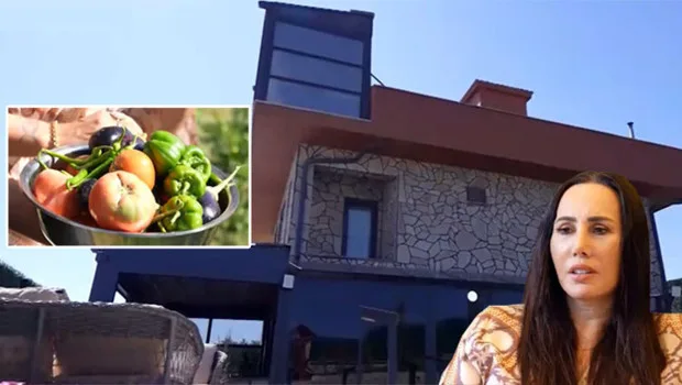 Asena'nın deniz manzaralı lüks çiftlik evi ve bahçesi