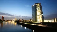 Frankfurt'taki Avrupa Merkez Bankası (ECB) binası ve simgesel Euro heykeli