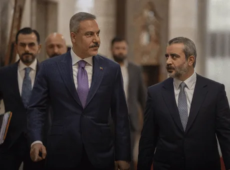 Dışişleri Bakanı Hakan Fidan ve Suriyeli mevkidaşı Esad Hasan Şeybani, ortak basın toplantısında konuşurken.