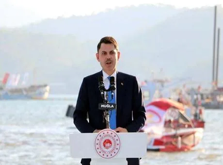 Çevre Bakanı Murat Kurum, Fethiye'de deniz temizliği ve mapa-şamandıra sistemi tanıtımında konuşuyor.