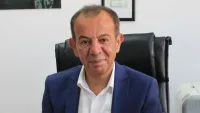 Bolu Belediyesi'ndeki rüşvet davasının ikinci duruşması, Tanju Özcan'ın SEGBİS ile katıldığı bir mahkeme sahnesi.