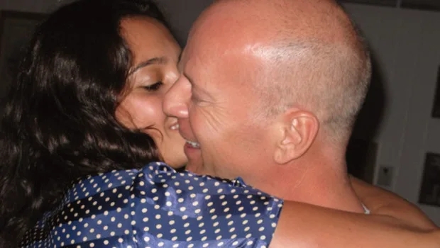 Bruce Willis ve eşi Emma Heming'in duygusal anı, demansla mücadelelerinde birbirlerine destek olduklarını gösteriyor.