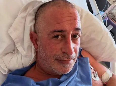 Cem Yılmaz'ın kalp krizi tedavisi gördüğü hastane sürecini temsil eden tıbbi ekipmanlar.