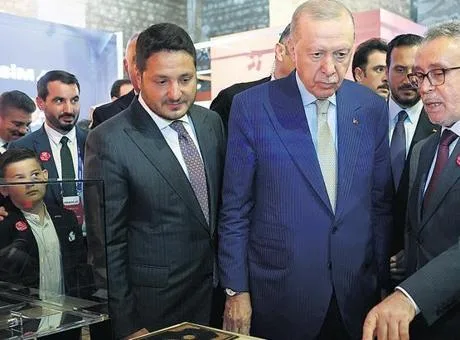Cumhurbaşkanı Erdoğan, Tophane-i Amire'deki 'Kitaba Vefa' sergisinin açılışında konuşurken, arka planda tarihi kitaplar ve...
