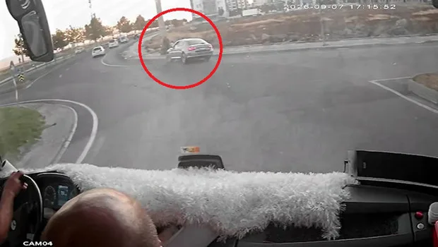 Diyarbakır'ın Bağlar ilçesinde kazanın meydana geldiği Siverek Caddesi'ndeki kavşak ve kaldırım alanı.