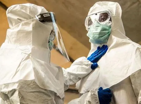 Demokratik Kongo Cumhuriyeti'nde Ebola salgını haritası ve sağlık çalışanları.