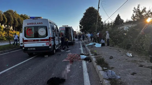 Düzce Akçakoca Alaplı kara yolunda meydana gelen tır ve patpat kazası sonrası olay yerine sevk edilen acil durum ekipleri.