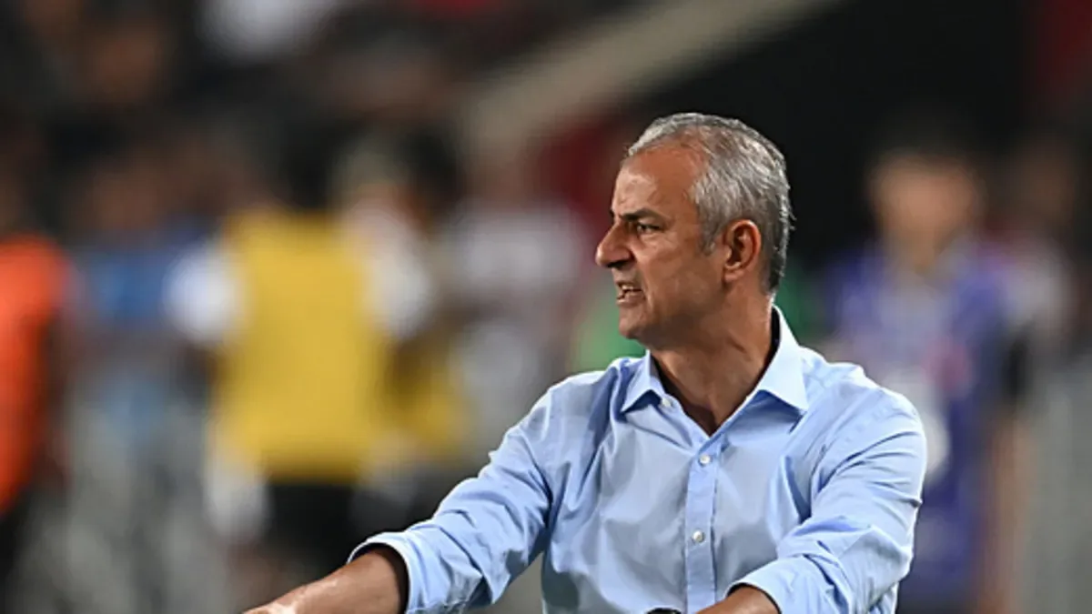 Fenerbahçe Teknik Direktörü İsmail Kartal, Gaziantep FK maçında saha zemini nedeniyle endişeli görünüyor.
