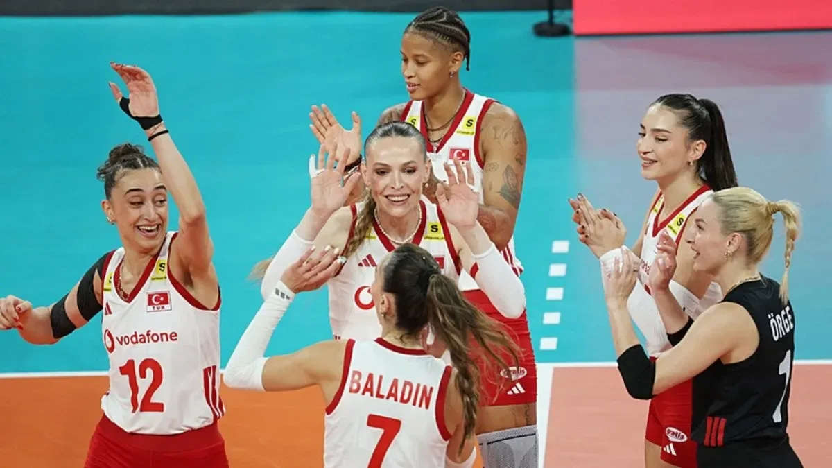 A Milli Kadın Voleybol Takımı oyuncuları, Sırbistan'ı 3-0 yenerek Avrupa Şampiyonası finaline yükselişlerini sevinçle...