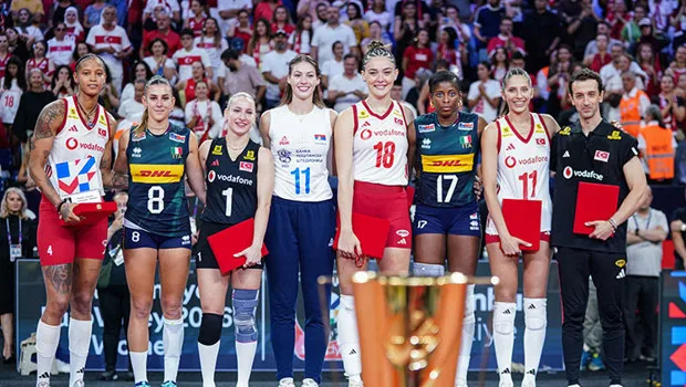 2026 CEV Avrupa Şampiyonu olan Filenin Sultanları, kupa ve madalyalarıyla sevinç gösterisi yaparken, Melissa Vargas MVP...