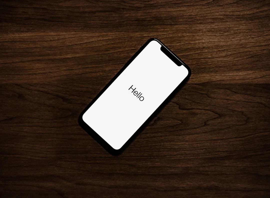 iPhone 20'nin dört kenarı kavisli, çerçevesiz ve ekran altı kamera teknolojisine sahip fütüristik tasarımı.