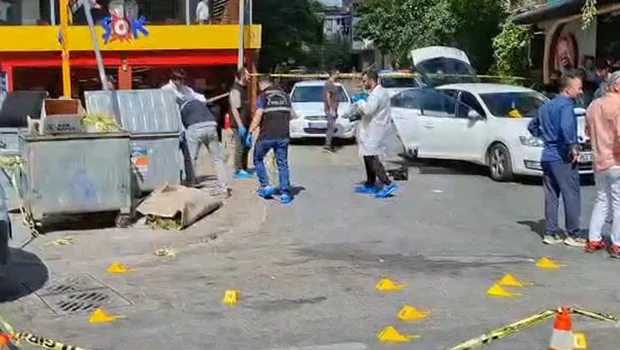 Kurşunlanmış otomobil ve polis ekipleri