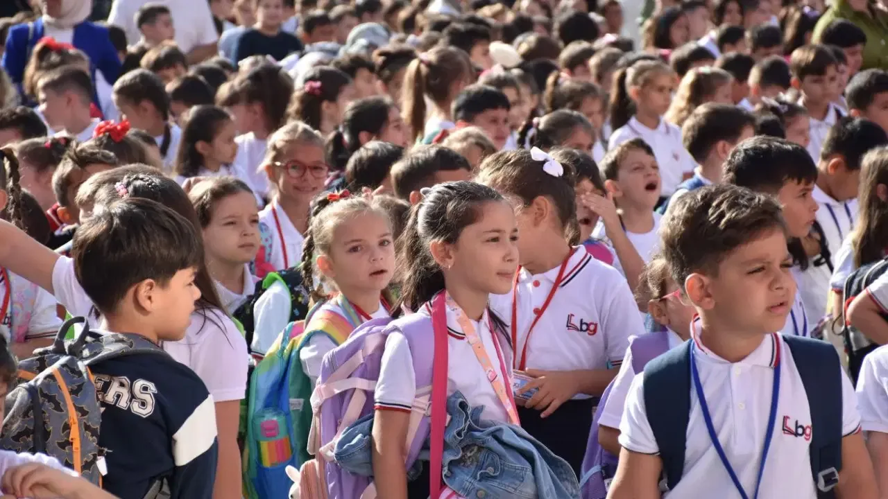 İstanbul'da yeni eğitim-öğretim yılının ilk günü, okul servisleri, toplu taşıma araçları ve trafik düzenlemesi yapan...