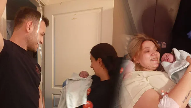 İzmir'de bir evde, itfaiye paramediklerinin doğum yaptıran anını gösteren bir görsel. Paramedikler, yeni doğan bir bebeği...