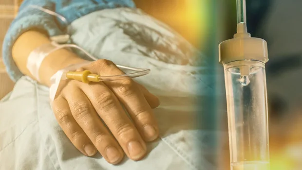 Doktorun hastaya tıbbi taramaları açıklarkenki görüntüsü, arka planda tıbbi gelişmelerin zaman çizelgesi ve sağlıklı yaşam...