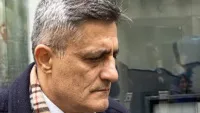 Adalet ve soruşturma temalarını yansıtan bir mahkeme salonu.