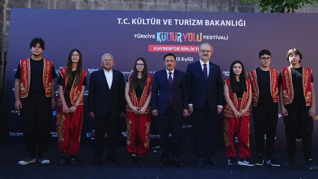 Kayseri Kale İçi Arkeoloji Müzesi'nde Türkiye Kültür Yolu Festivali açılış töreni, protokol üyeleri ve kalabalık bir...