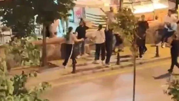 Adliye binası önünde veya mahkeme salonunda adalet ve soruşturmayı simgeleyen bir görsel.