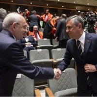 Yeni Parti Genel Başkanı Özgür Özel canlı yayında açıklama yaparken